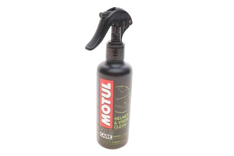 Средство для очистки внешней поверхности и стекла шлема M1 Helmet & Visor Clean (250ml) MOTUL