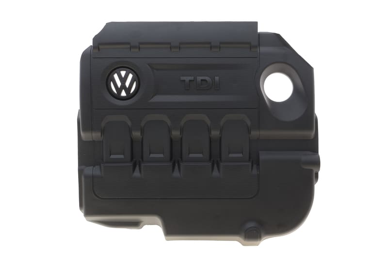 Крышка двигателя VW Passat B8 2.0 TDI 14-  ROTWEISS