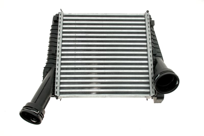 Радіатор інтеркулера Audi Q7/VW Touareg 3.0/4.1 03- (R) NRF