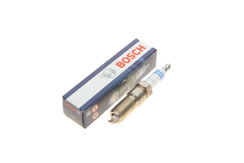 Свеча зажигания Chrysler Grand Voyager/Voyager/Jeep Cherokee 2.4 00-08 BOSCH